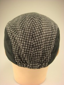 modieuze-smalle-pet-zwart-met-lichtgrijze-blokjes-dr067-2-beterpet-nl