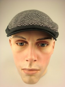 modieuze-smalle-pet-zwart-met-lichtgrijze-blokjes-dr067-beterpet-nl