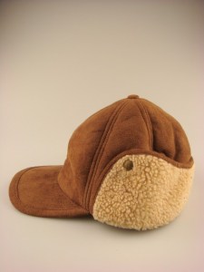 Teddy pet met oorkleppen beige