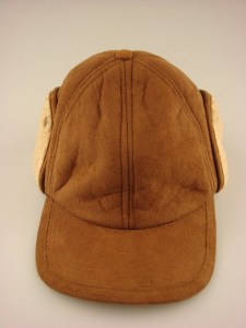 Teddy pet met oorkleppen beige
